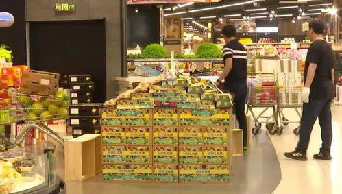 市民反映呼和浩特华润万家超市售出过期食品，市场监管部门迅速介入检查